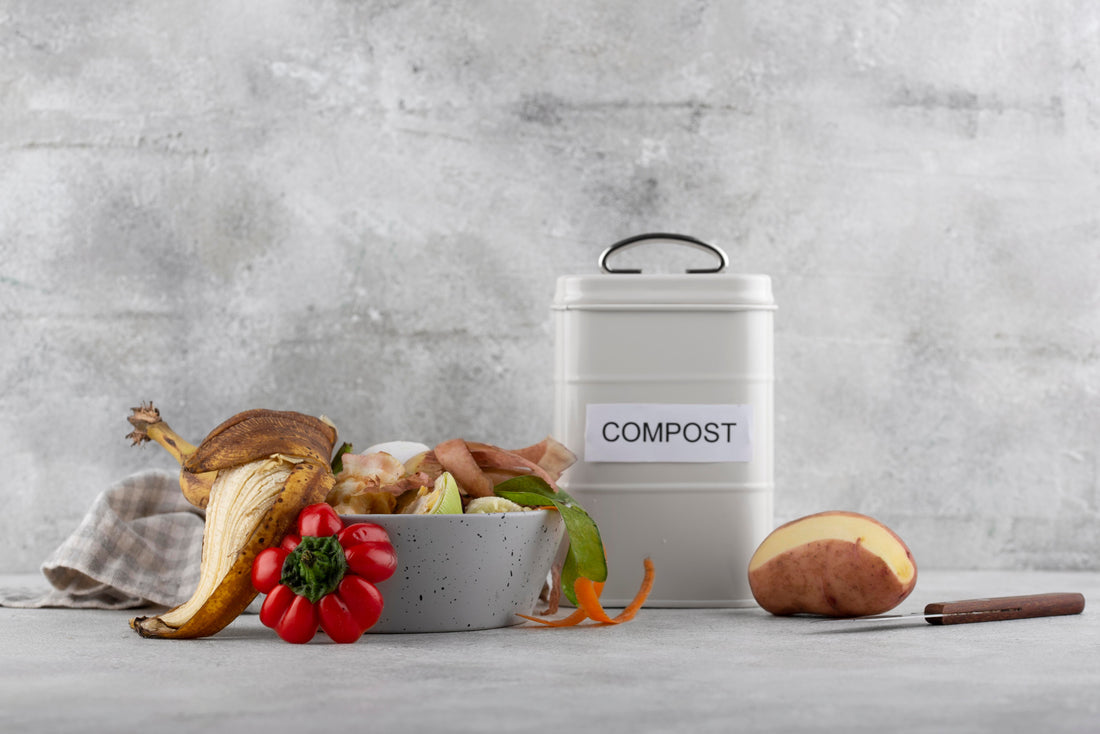 Kitchen compost bin with organic waste